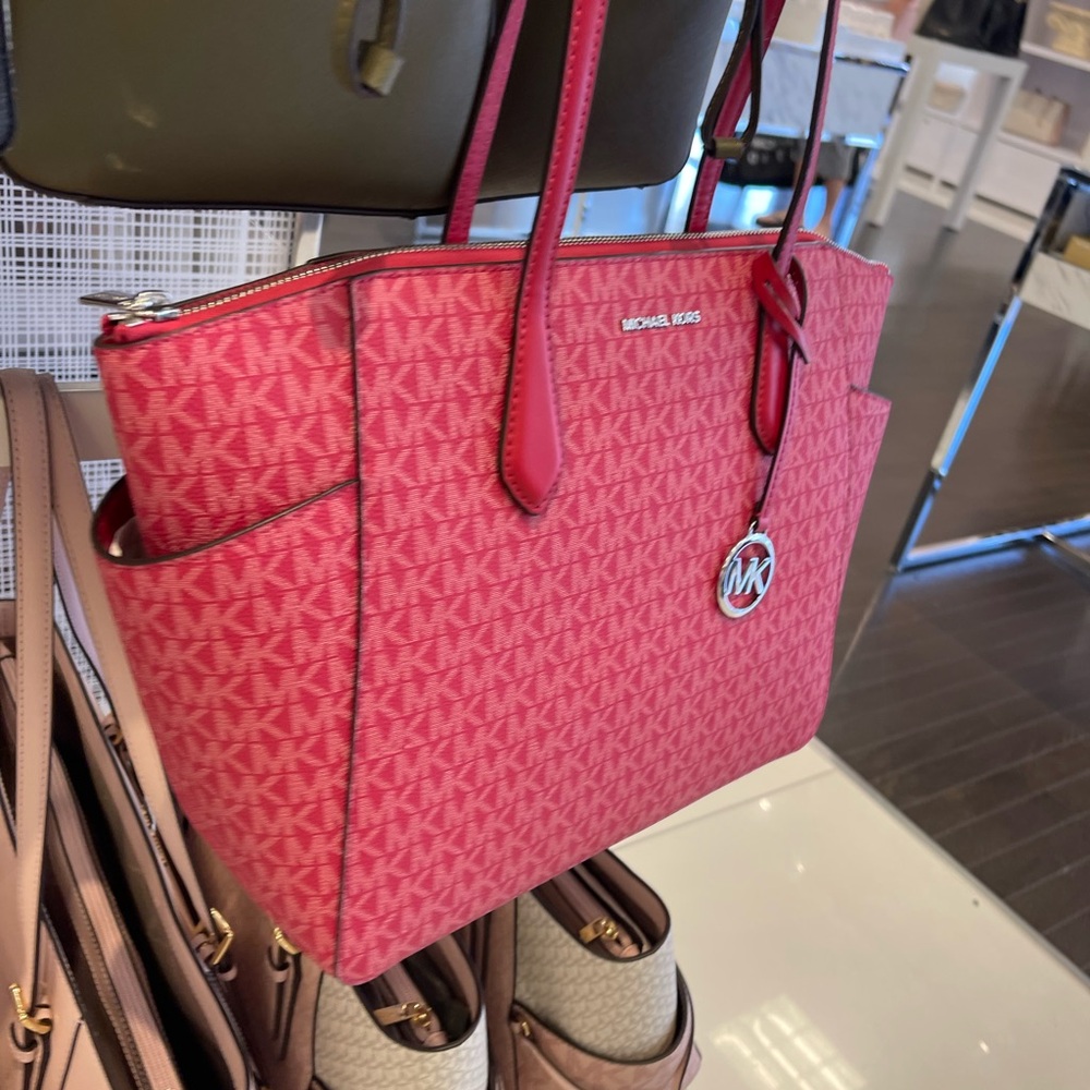 MICHAEL KORS Marilyn Medium Signature Logo Tote Bag
Dark Raspberry
NWT - Picture 5 of 16